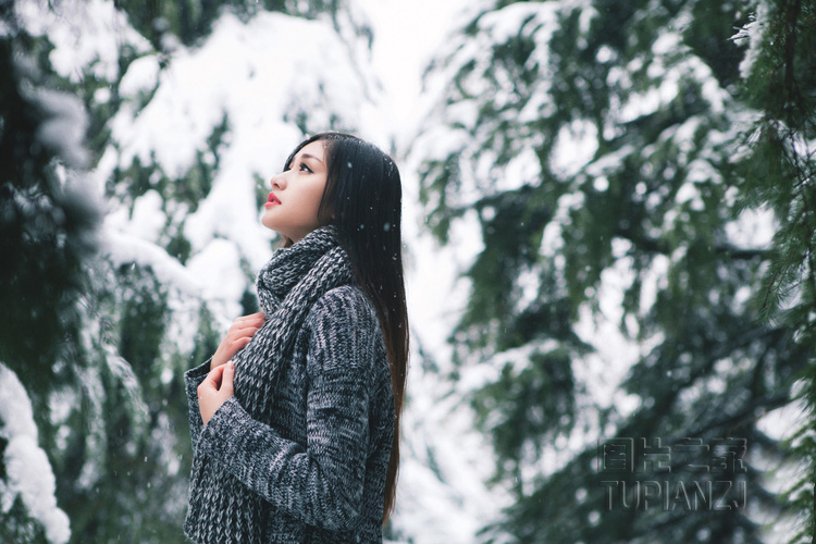 宁荣荣好爽好紧好湿全文:双腿间的蜜汁水水