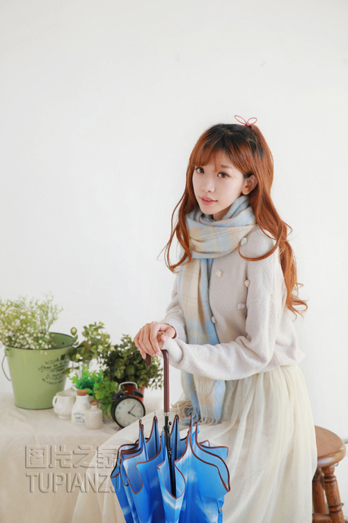 情侣地铁连吻7站 孩子好奇围观看了一路