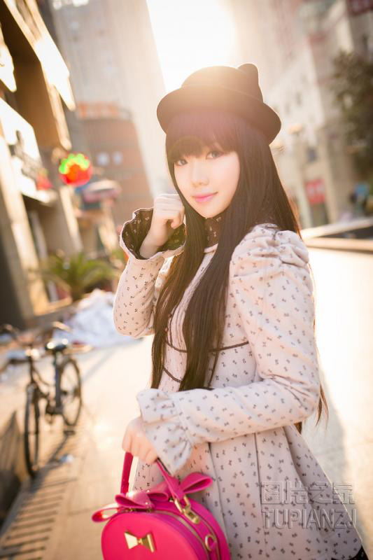 忘穿内裤穿短裙挤公交车:在她身上运动了一晚上