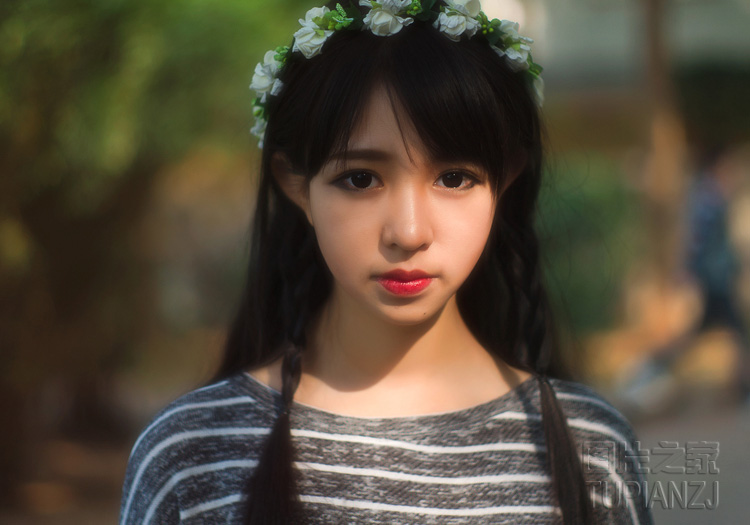 在办公室摸大腿伸进衣服|慢慢的研磨着她的敏感