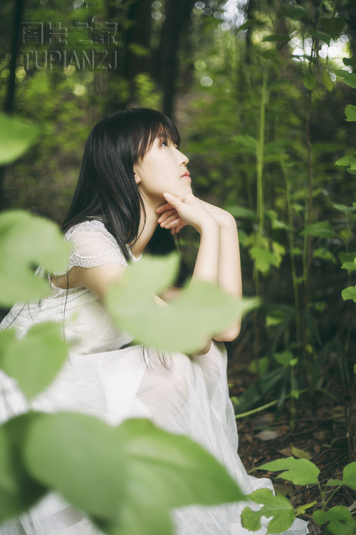 黑色丝袜的诱惑 令老公欲火中烧凶猛地按到赤裸全身的她