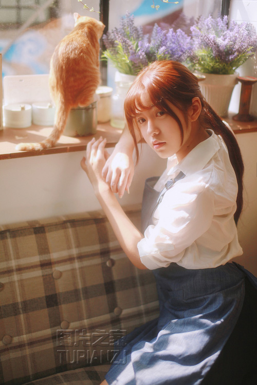 长期得不到男人滋润,两条修长白丝玉腿紧紧夹住