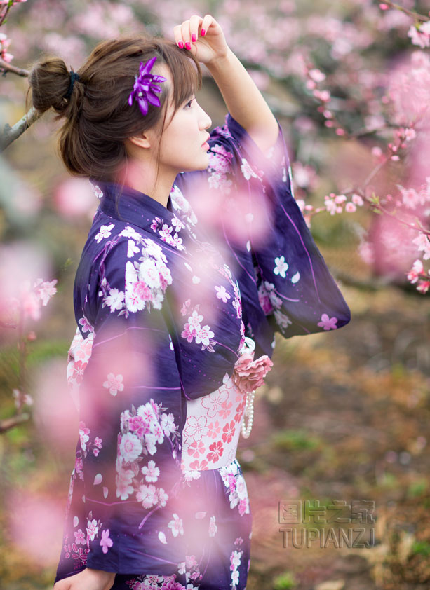 局长微博调情大胸女 官员裸聊、艳照曝光