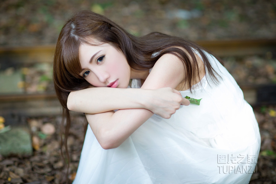 粉嫩玉蚌一张一合:我和他谁弄的你更舒服