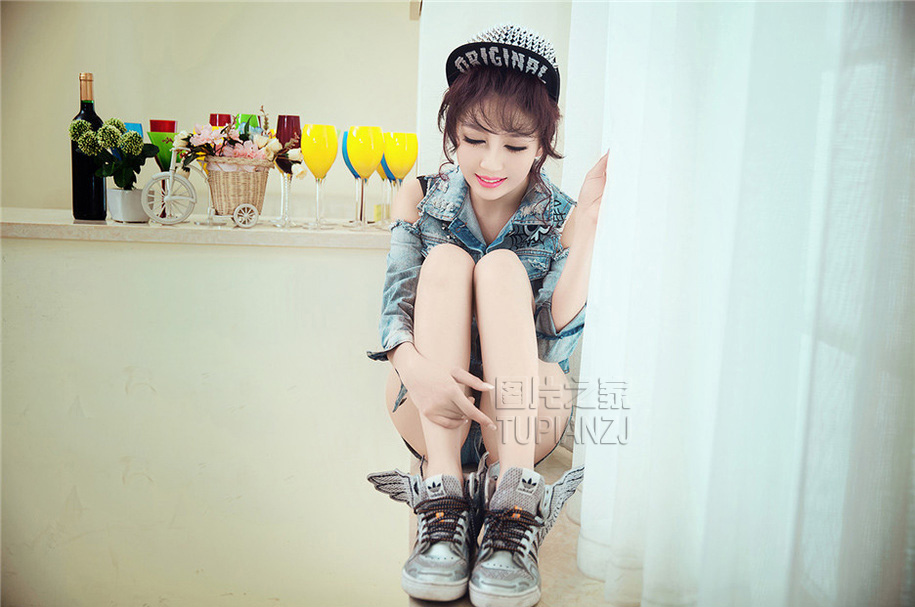 小情侣大白天出租房啪啪:扶着那根巨大坐下去