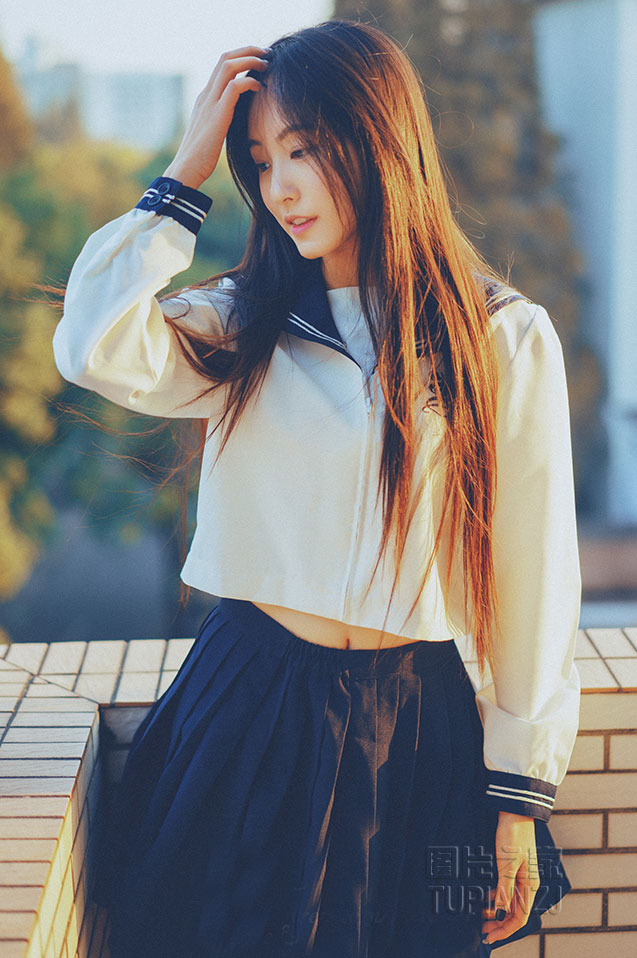 快一点深一点我还要在玉米地:教室停电摸同桌的