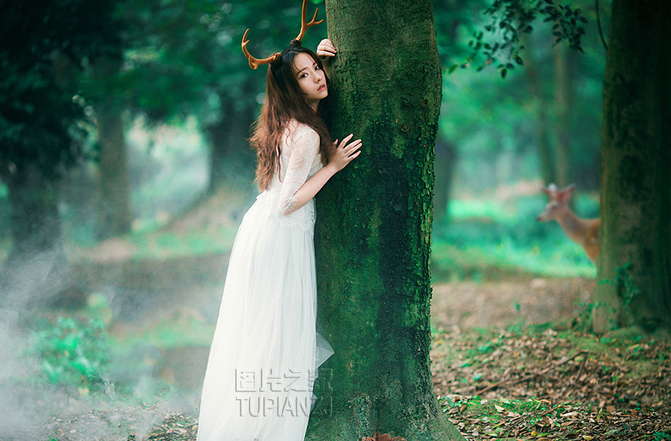 老婆露b紧身裤 把老婆主动给了老板 绿帽奴伺候老婆和情夫