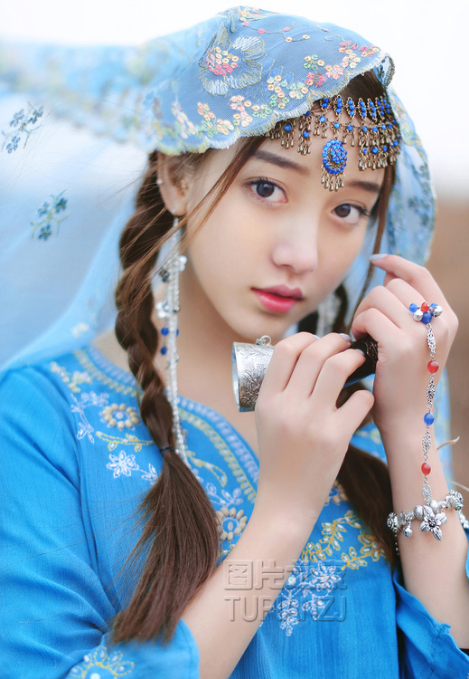 两具身体疯狂地纠缠:白天乡间小路电动车野战