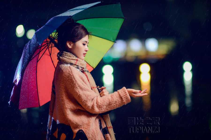 晚上真空在小区散步|和公司女同事在车上