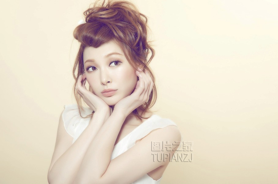 老板把秘书摁倒办公桌小说|你慢慢你慢慢掀开衣