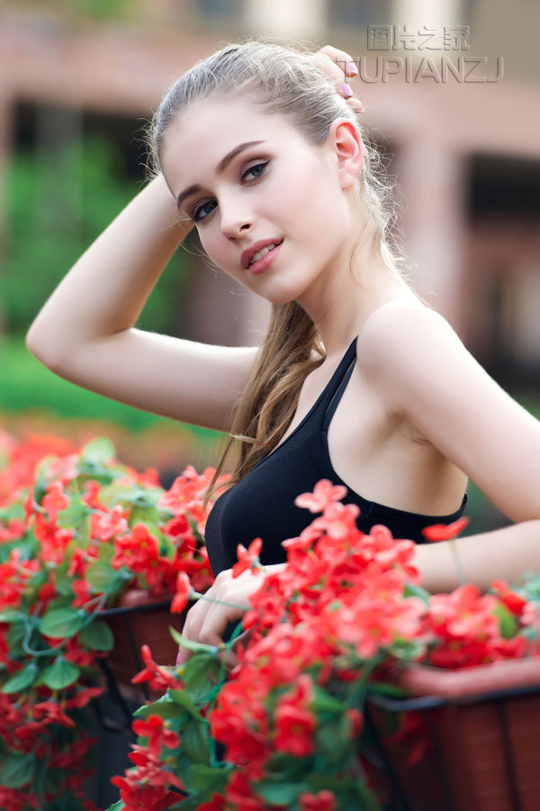 办公室sm调教白领丽人:教练等不及在车里就来开