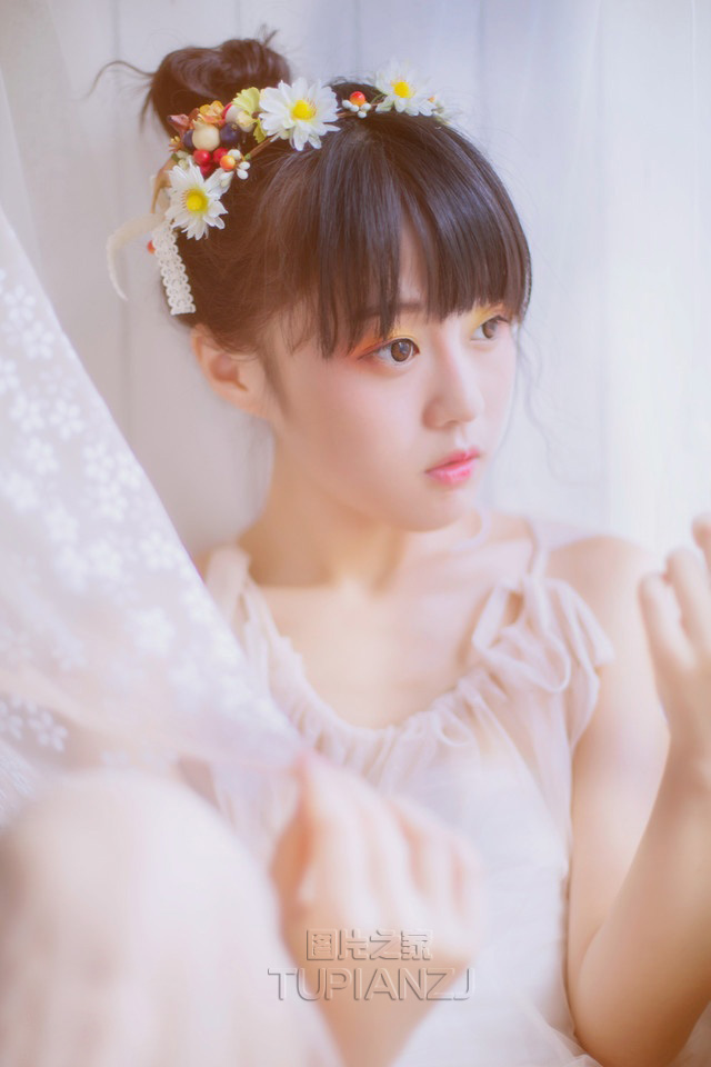 趁女同桌睡觉摸她胸:包裹温热紧致 颤抖