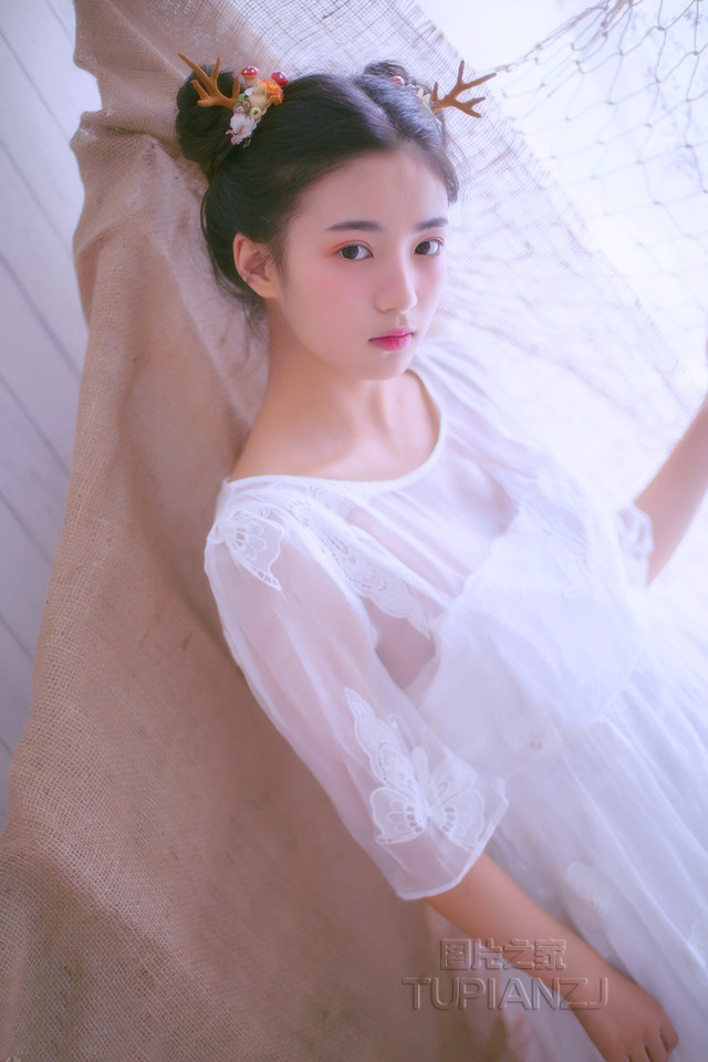 缓慢而有力的一下又一下:教室里被男同桌摸流水