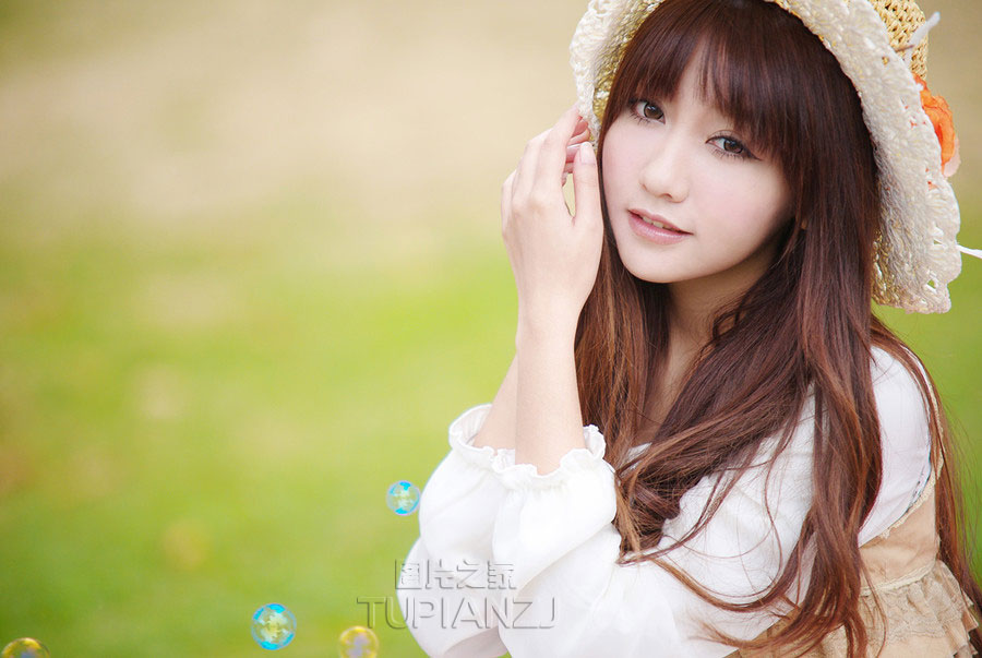 裤子里的巧克力棒:伸进女同学的短裙里揉捏