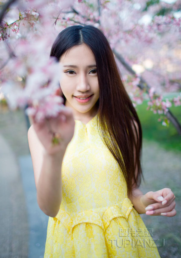 那女人又肥又大水多，岳的村的男人们心里痒痒的