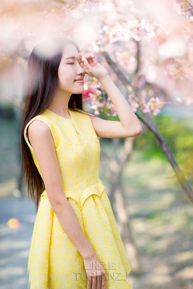 迈开腿让我尝尝你:我和两个少妇女邻居