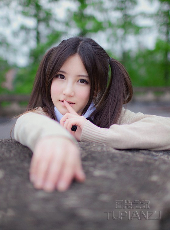 他的那个在我外面摩擦:校草把校花在教室里做