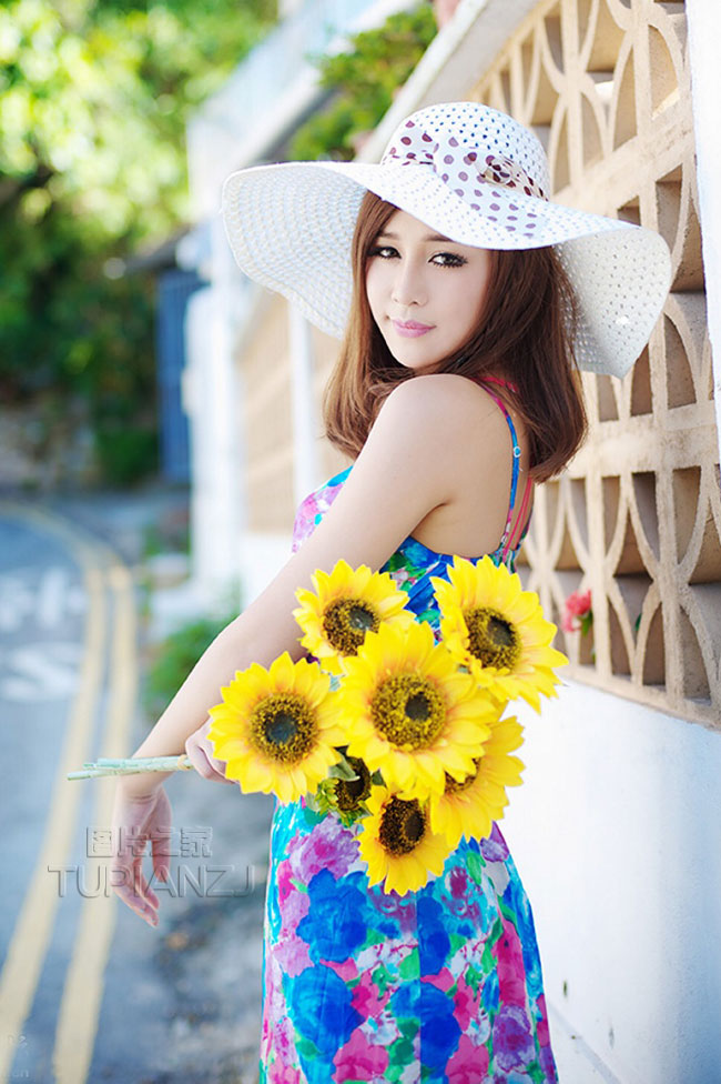 办公室里玩弄美艳秘书小说:坐在学长的紫根上写