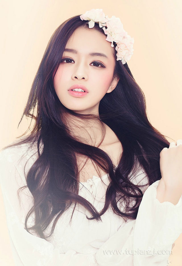 手从衣摆探入往上:白花花的双腿