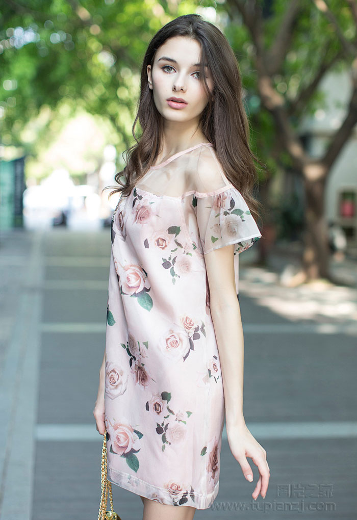 啊,嗯,轻点,车子越来越颠簸:我和隔壁少妇老师