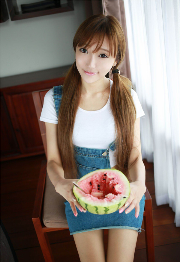 隔着肚兜攀上两座雪峰:躲在桌子下含了上去