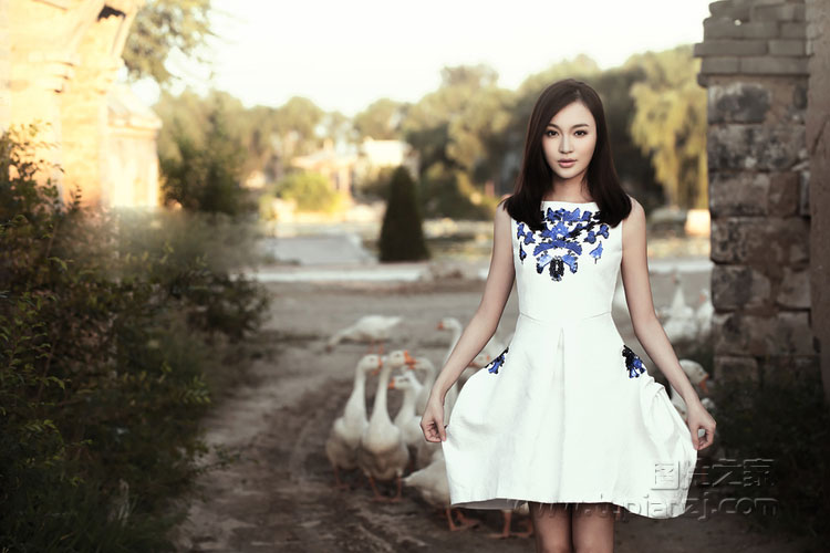 宝宝腿开大点就不疼了:抱着边走边律动撞击磨