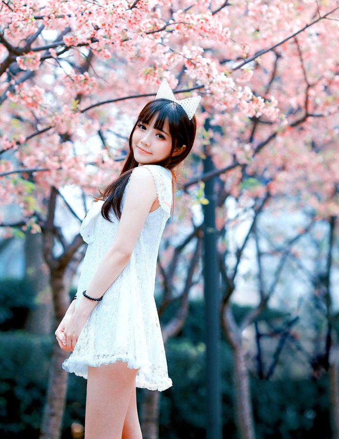 老板将舌头伸进了我的私密来回滑动，老板办公室系列辣文