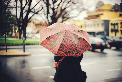 雨天女生打伞伤感图片