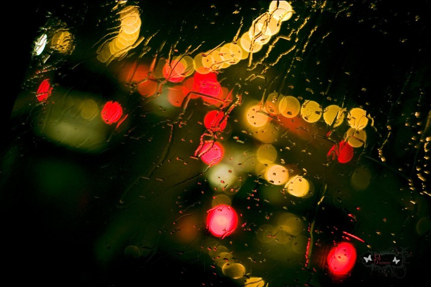 玻璃上的雨珠下雨伤感唯美图片