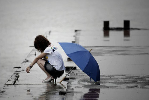 下雨打伞唯美图片