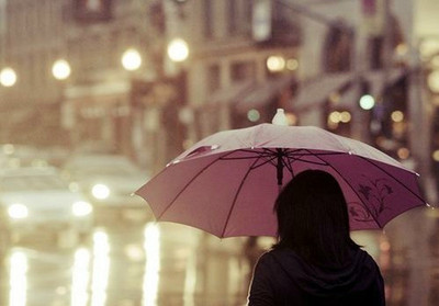 下雨打伞唯美图片