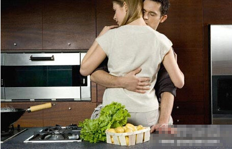 老公在厨房要了口述：在厨房里啪啪啪，老婆半裸在厨房做饭【图文】