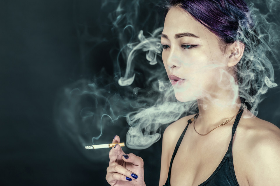 女生抽烟的图片：女人抽烟的图片唯美