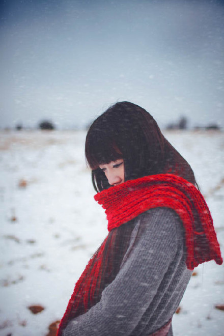 美女背影真实照片：冬季唯美美女图片背影