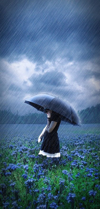 一个人雨中淋雨图片：雨中图片伤感一个人