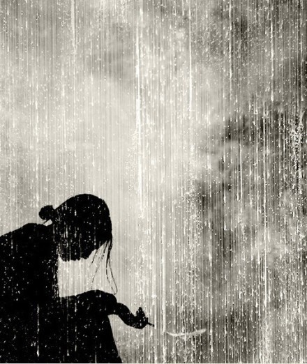 一个人雨中淋雨图片：雨中图片伤感一个人