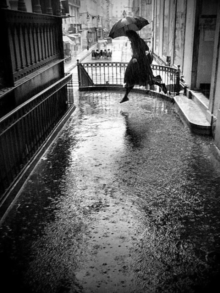 一个人雨中漫步图片：独自一人雨中漫步图片