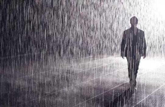 男生雨中伤感淋雨图片：淋雨的图片