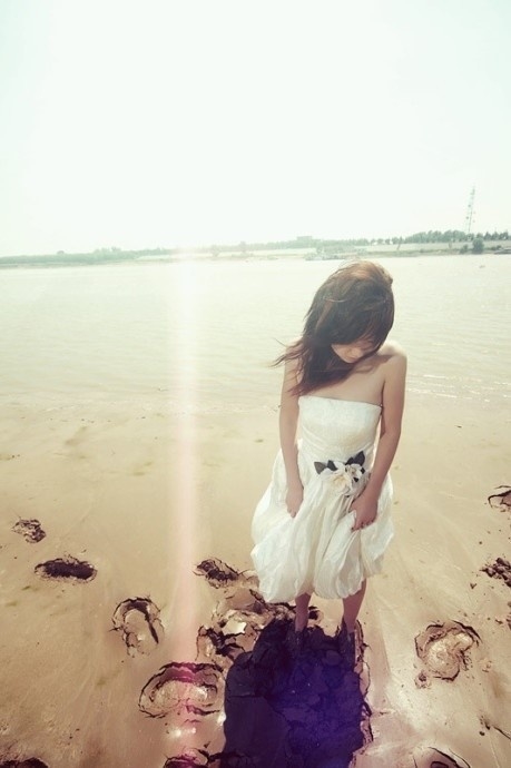失望伤心的女生图片：实拍海边女生背影