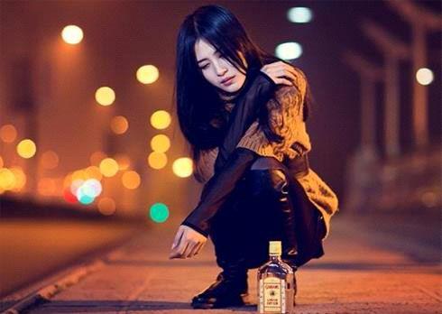 女人伤心喝酒的图片：女人喝酒图片大全伤感，伤心女人喝酒图片大全