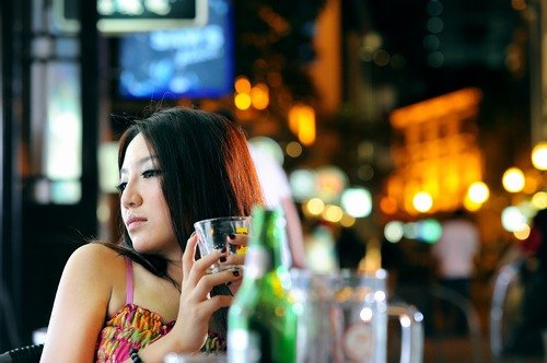 女人伤心喝酒的图片：女人喝酒图片大全伤感，伤心女人喝酒图片大全