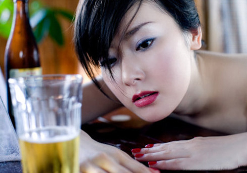 女人喝酒后奔放的图片：女人喝酒难受的图片