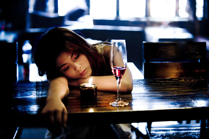 女人喝酒后奔放的图片：女人喝酒难受的图片