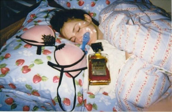 喝醉的女人的下场图片：女人喝多酒的丑态图片