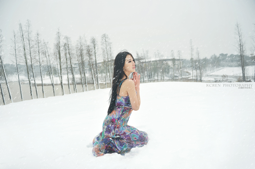 美女看下雪的背影图片：雪中女生背影唯美图片