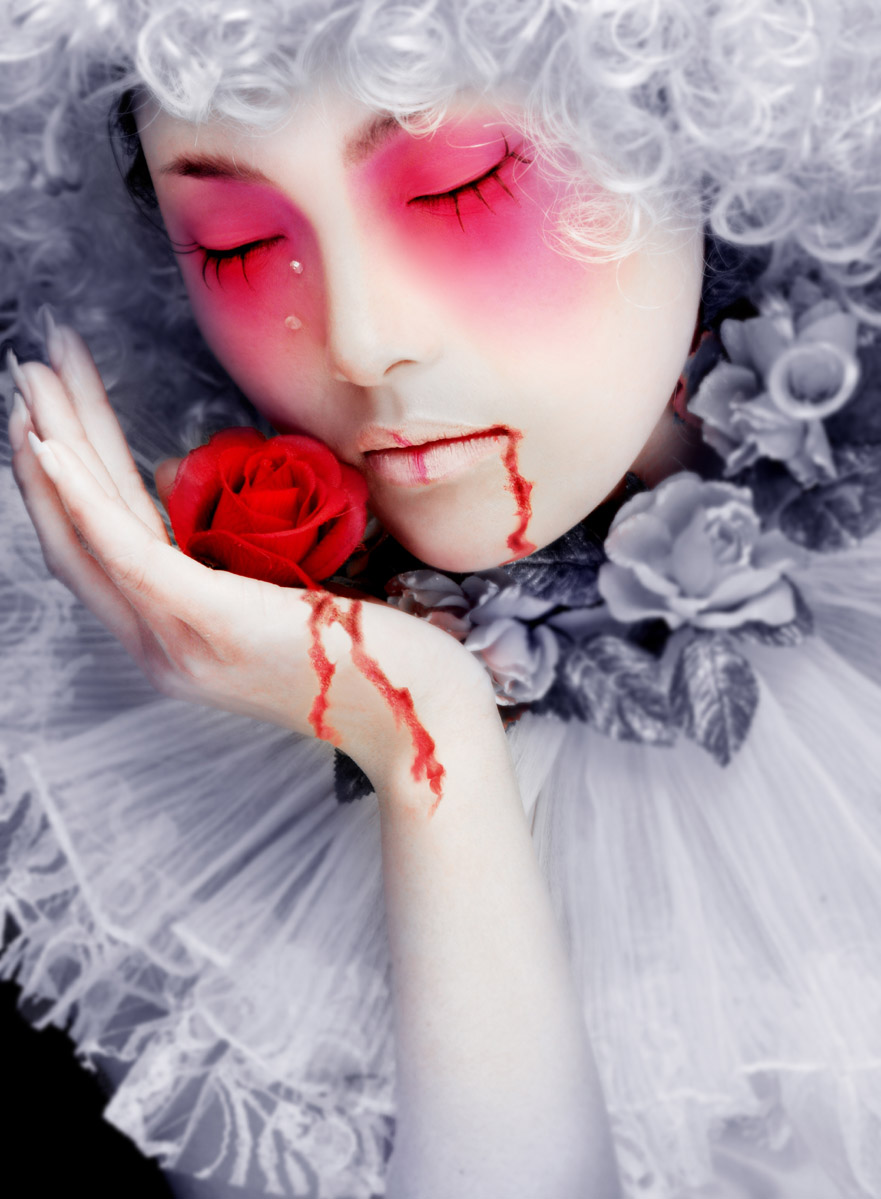 黑玫瑰图片唯美带血：拿玫瑰带血的图片唯美