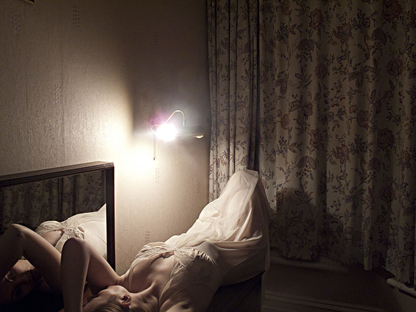 夜晚女孩房间意境图片：女孩房间夜晚图片