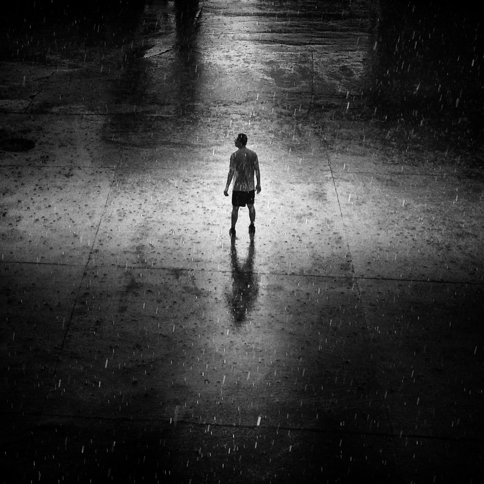 一个人在雨中的图片