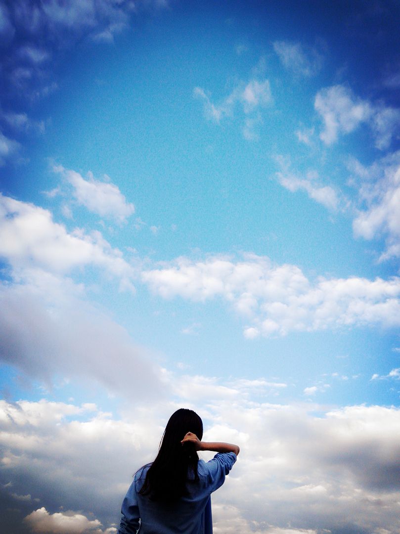 一个女孩仰望天空图片