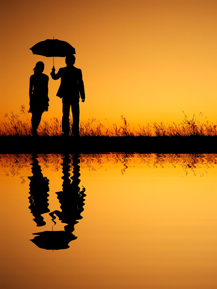 情侣雨中打伞背影图片